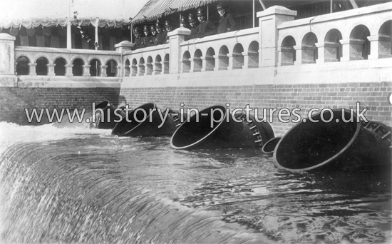 King George V Reservoir, The Pumps Idle, Chingford, London. c.1913.